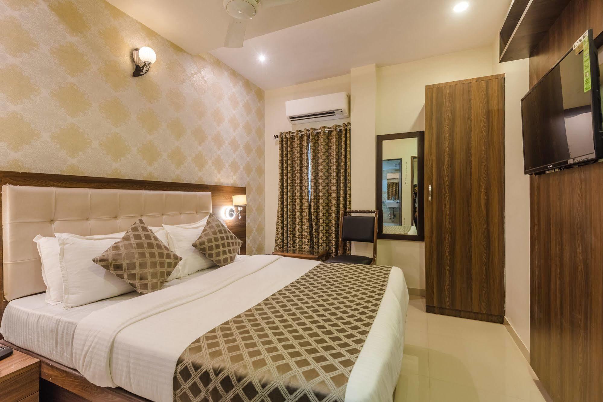Hygienic Hotel Liberty Plaza Mumbai  Buitenkant foto