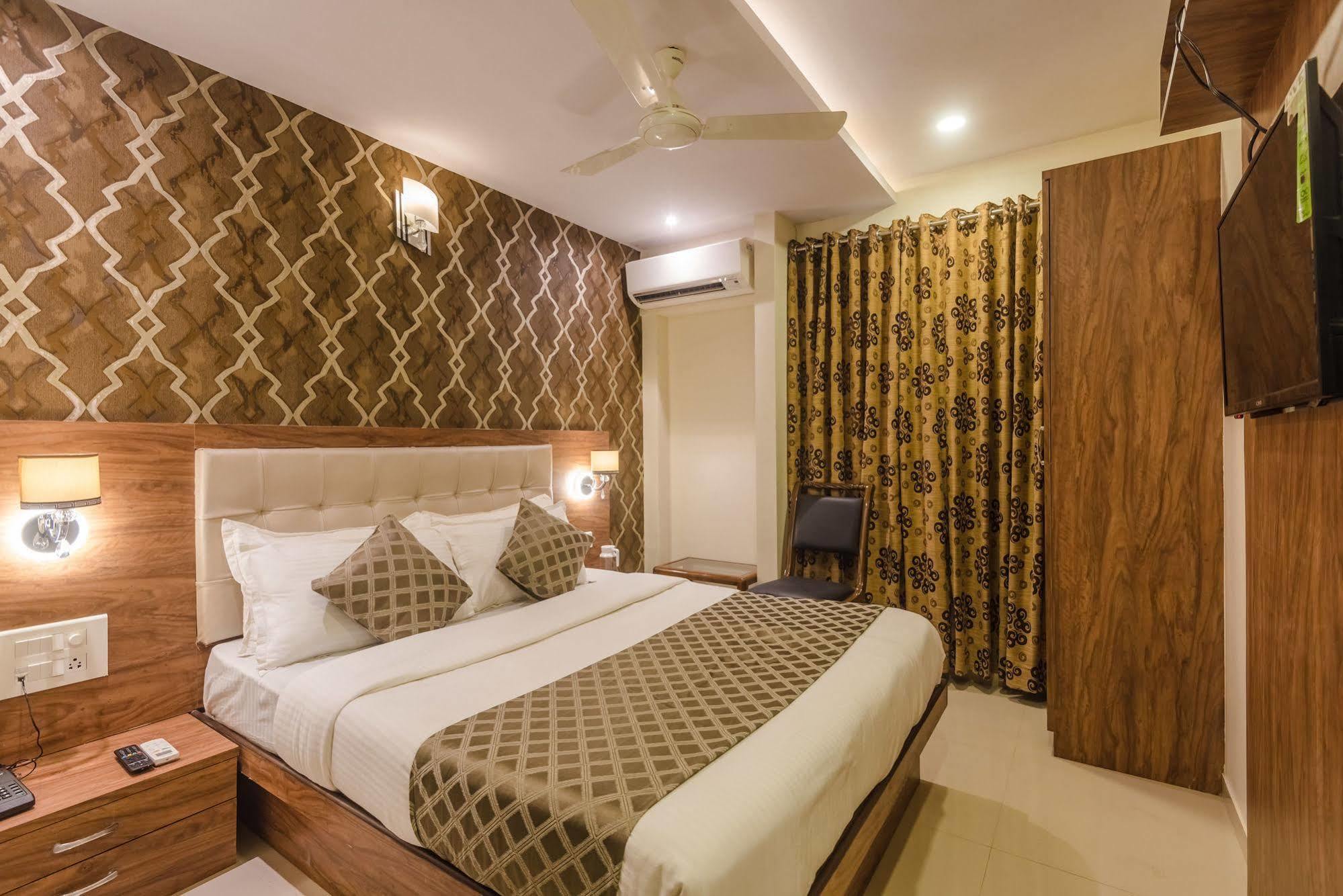 Hygienic Hotel Liberty Plaza Mumbai  Buitenkant foto